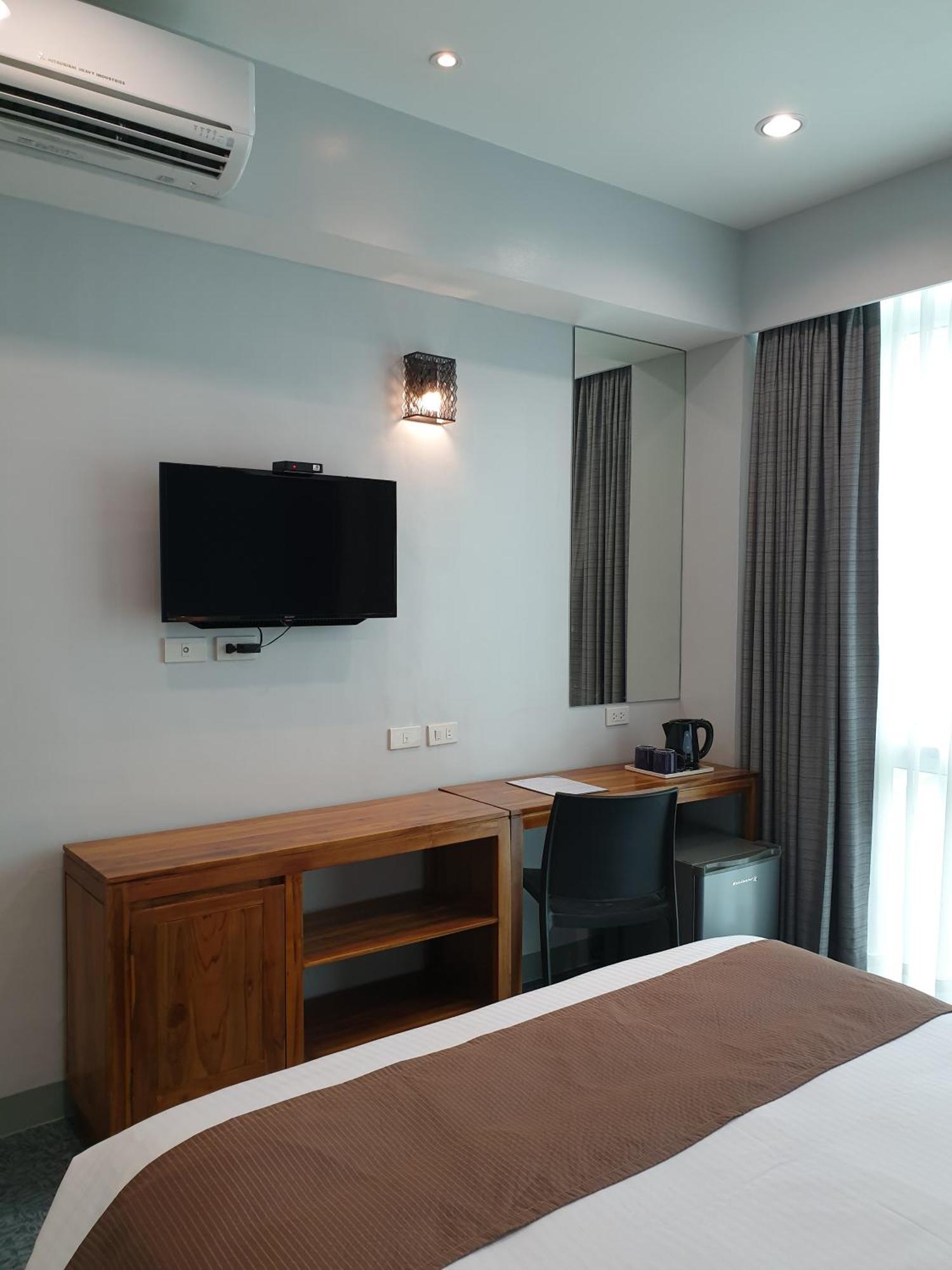 Leez Makati