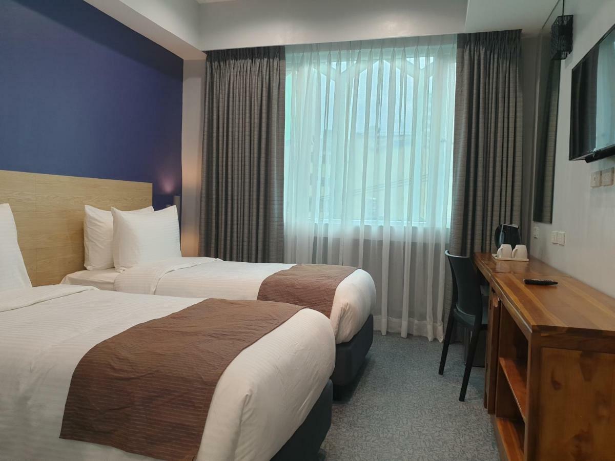 Leez Makati 2*